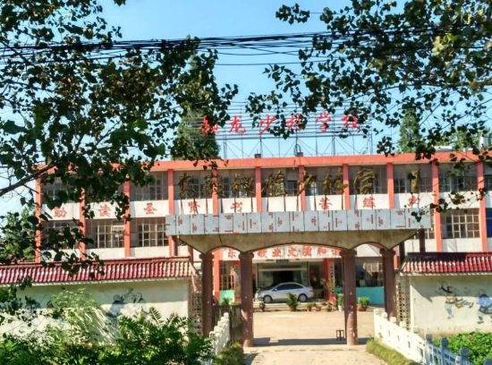 释永信的大哥有一家颍龙少林武术学校