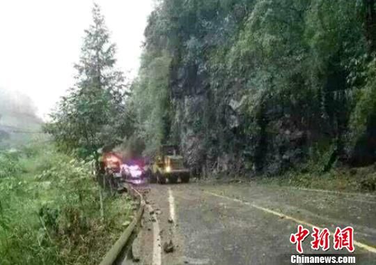 事发现场抢险人员正在排险。　钟欣　摄