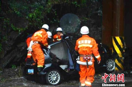 消防官兵正在现场救援。　钟欣　摄