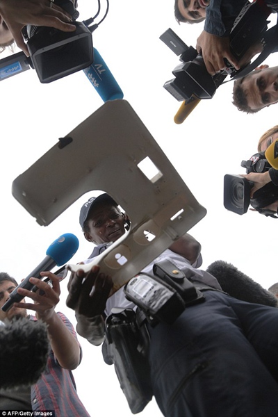 留尼汪岛发现的疑似马航MH370飞机窗户