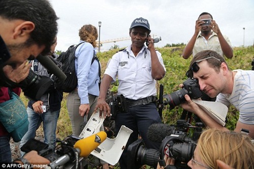 留尼汪岛发现的疑似马航MH370飞机窗户