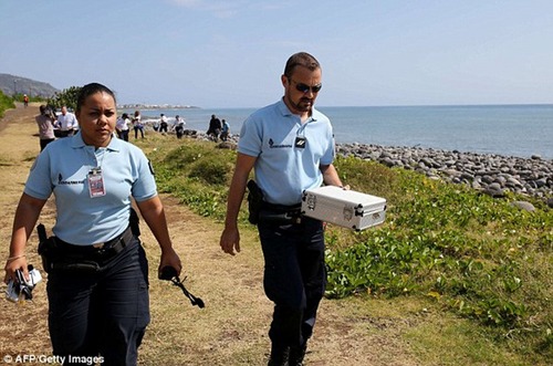 留尼汪岛发现飞机残骸部件 残片上写“宜兴”
