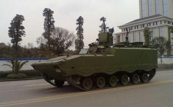 资料图:新型履带式装甲侦察车正面照.