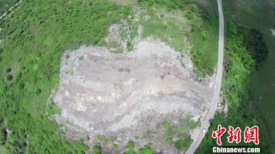 从空中俯瞰，占地约20亩的垃圾场就像绿地上一块巨大的伤疤。 王晓斌 摄