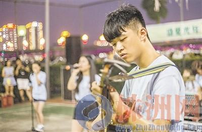 ▲8日晚上，成博伟和他的伙伴们在演出中 记者 汪成 摄