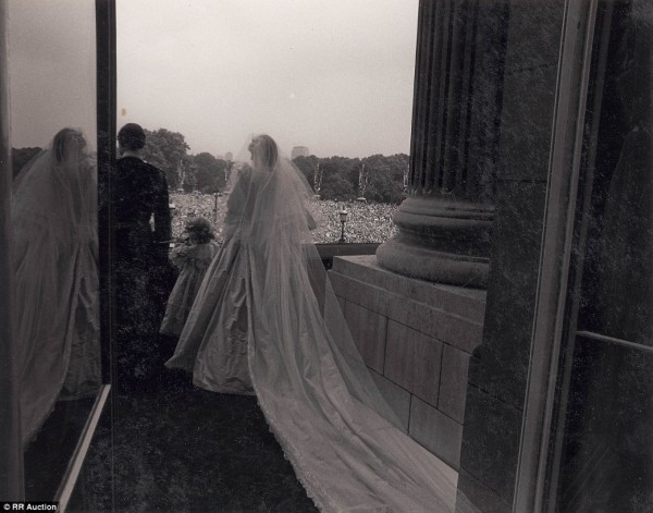 戴安娜王妃大婚罕见照片曝光