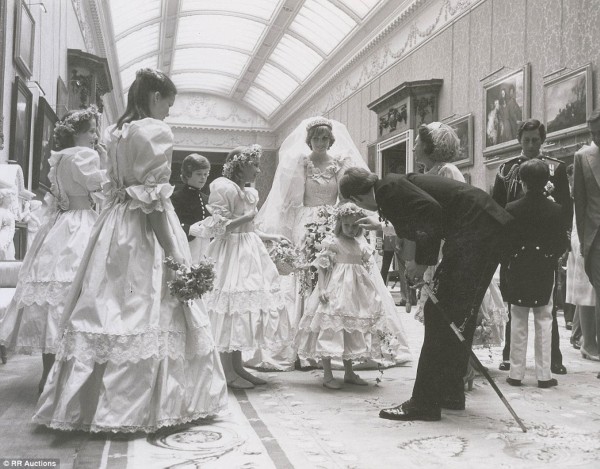 戴安娜王妃大婚罕见照片曝光