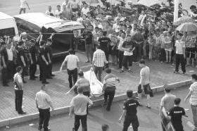 8月12日，醴陵市长庆示范区荆潭村，女子遗体被抬出案发现场。《长株潭报》记者邓昊摄