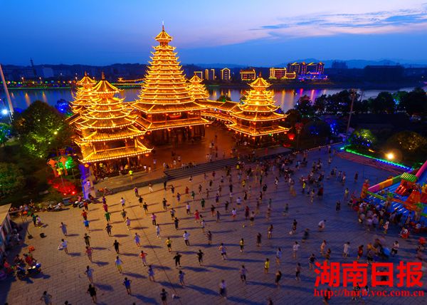 8月11日晚,芷江侗族自治县万和鼓楼,群众在灯光下跳广场舞.