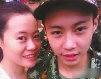 袁海参军时，和他姐姐的合影。