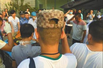 13日，消防员遗体运回，市民敬礼哀悼