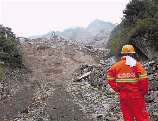 抢险人员在事故现场清理土方