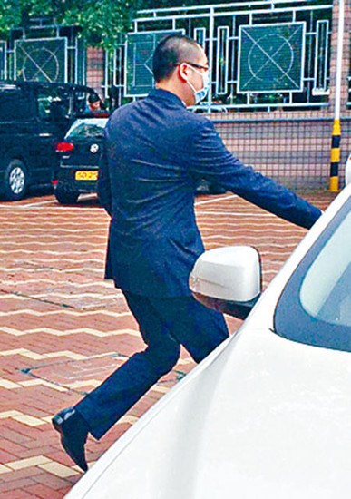 被告黄晓鹏判刑后，急步登车离开法院。《星岛日报》