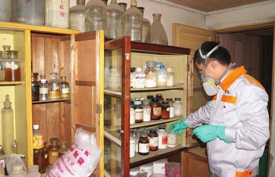 8月21日，长沙市侯家塘社区，专业危废品处理公司的工作人员正清理转移民房内存留的化学品。图/通讯员聂晓夫