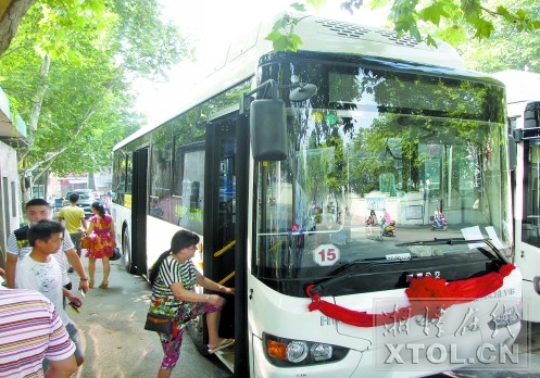      8月22日上午，18台使用插电式混合动力新能源的15路公交车正式上线运营。 （记者 欧阳天 摄）