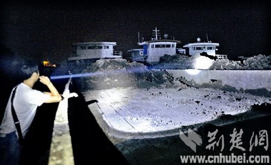 昨日凌晨，记者在新洲西向湾码头附近，见到三艘运载渣土的货船。楚天都市报记者黄士峰摄