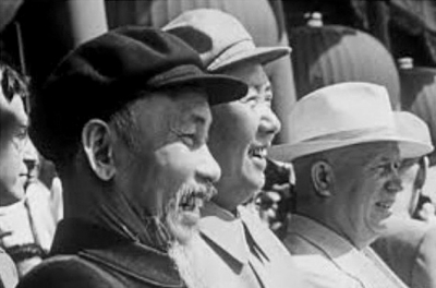 1959年10月1日，建国10周年阅兵，毛泽东、胡志明、赫鲁晓夫在天安门城楼。