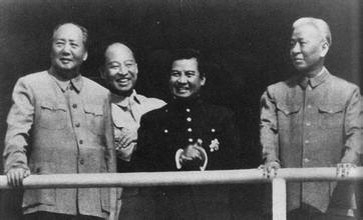 1965年10月1日，毛泽东、西哈努克在天安门城楼。