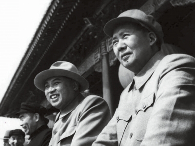 1954年10月1日，建国5周年阅兵，毛泽东、金日成在天安门城楼。