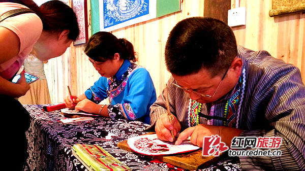 泸溪特有民间传统手工艺“踏虎凿花”。这种剪枝不是用剪刀铰出，而是用刻刀凿刻完成，线条平滑，花样也更为繁复。姚冶 摄