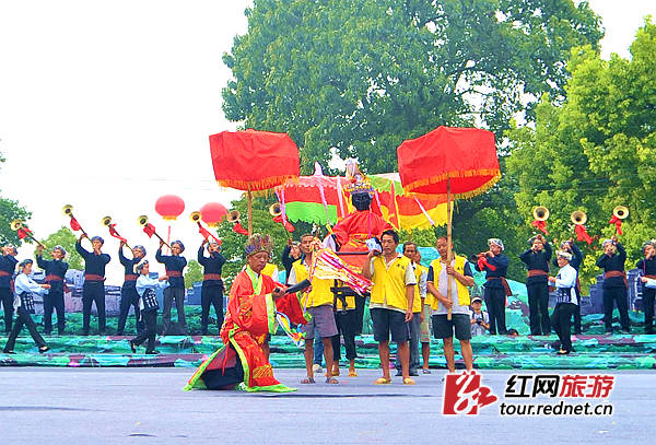 泸溪风俗“抬黑龙”祭祀仪式。