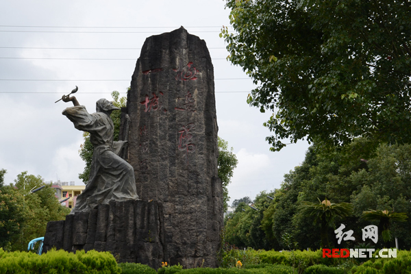 公元1639年的初夏，明代大旅行家徐霞客沿着古代南方丝绸之路，兴致勃勃地翻越高黎贡山，走进了一片古老而神秘的土地——腾越，在这里写下“极边第一城”来形容这篇他平生游历的最边远、也是使他最流连忘返的地方