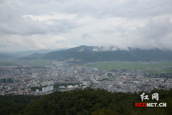 在腾冲城的西南角，有一座苍翠青绿的山，名为来凤山，如今这里是腾冲人休闲踏青的好去处，但在70多年前，这里却是烽火弥漫的战场。图为站在来凤山顶远眺整个腾冲城
