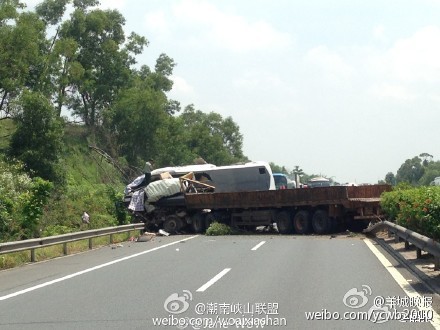 事故车辆堵塞了道路。