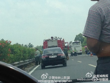 消防人员现场救援。