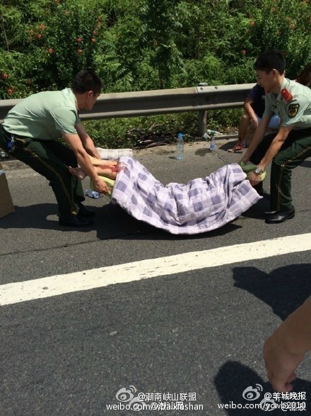 消防官兵救援现场。