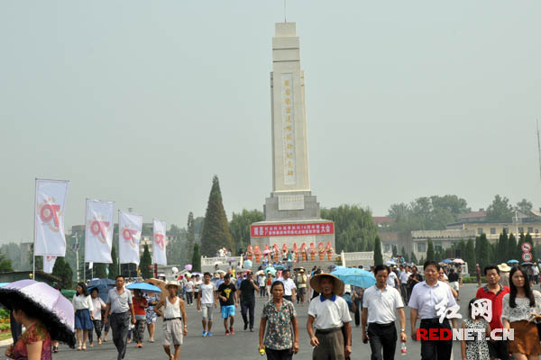 数千名百姓自发前来纪念馆缅怀遇难同胞