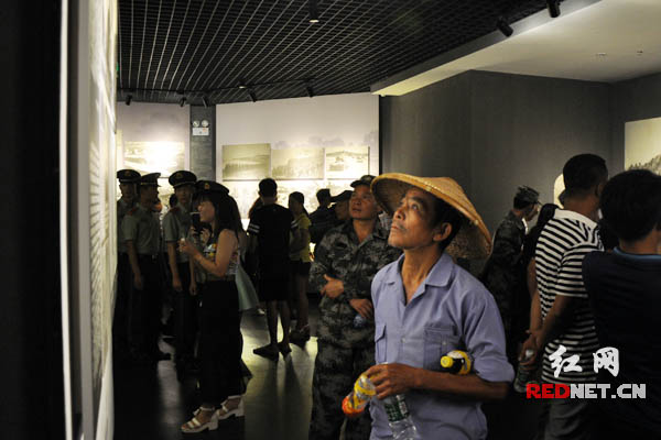 百姓在厂窖惨案遇难同胞纪念馆内参观