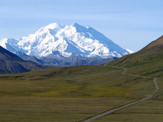 位于阿拉斯加州的北美最高峰麦金莱山30日正式改名为“德纳里山”。