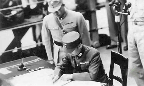 徐永昌将军代表中国政府签署接受日本投降的文件。（资料图）