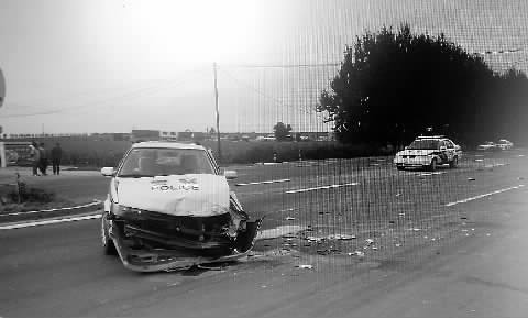 大货车撞交警执法车现场