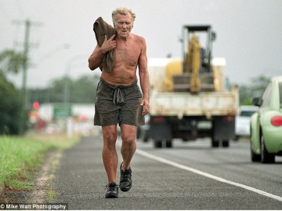 澳洲人偶尔还能看到他打赤膊、身披招牌麻袋，走在公路上的光景