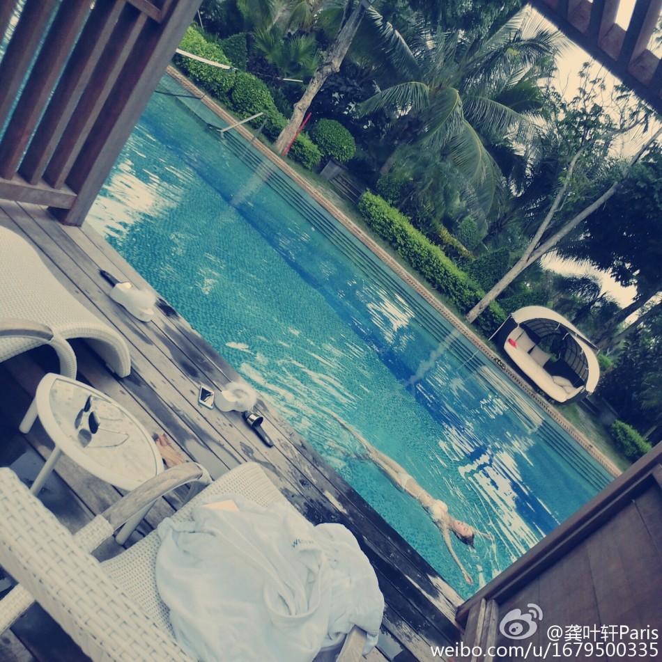 复旦女神龚叶轩泳姿优美 变性感美人鱼