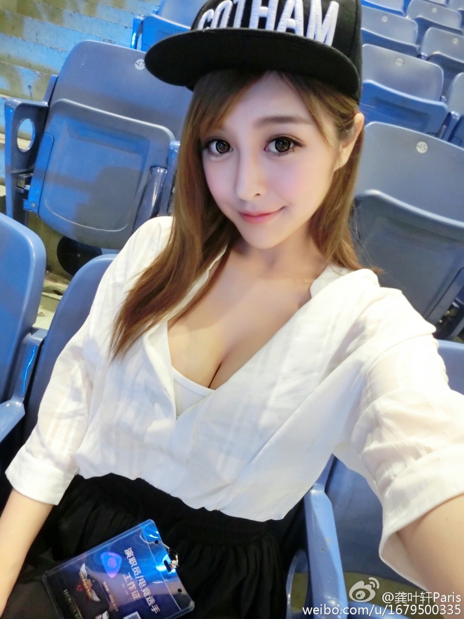 复旦女神龚叶轩泳姿优美 变性感美人鱼