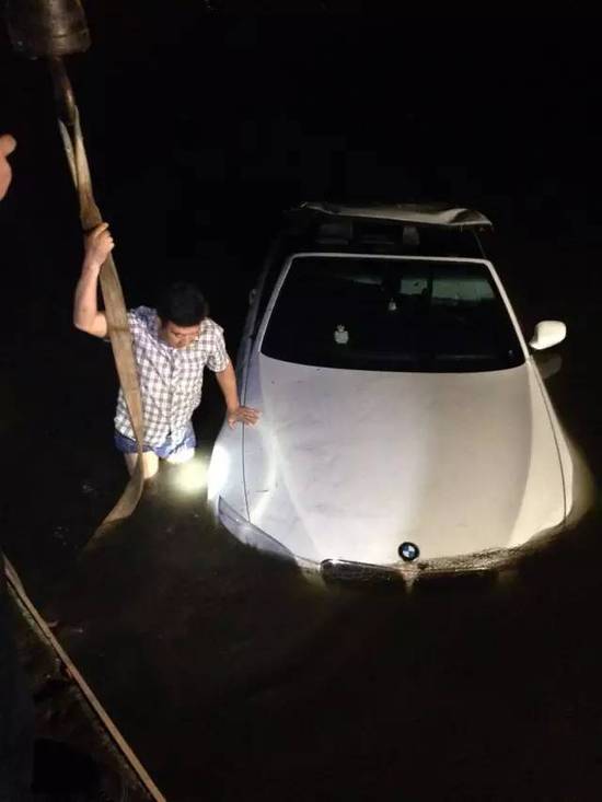 男子因开车玩手机将宝马开进西湖