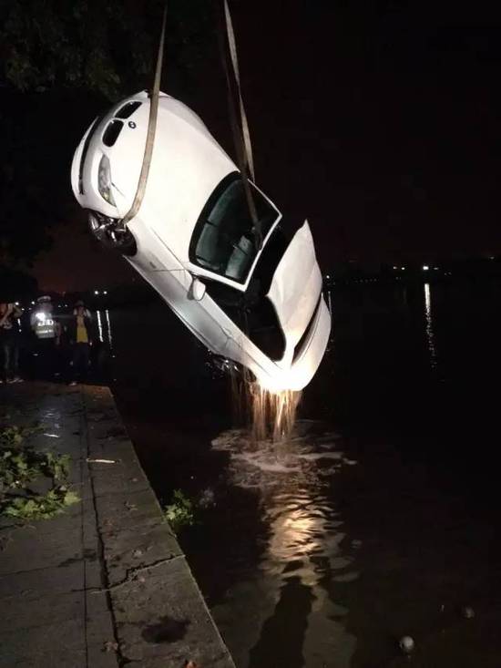 男子因开车玩手机将宝马开进西湖