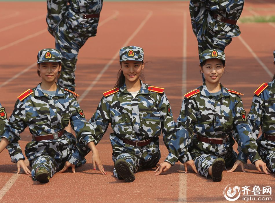 山师舞蹈系女生军训秀腿功