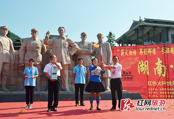 通道县委书记印宇鹰将火炬传递给第一个火炬手蒙兰凤。