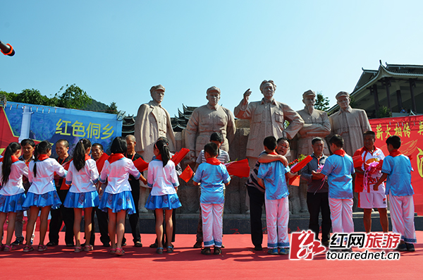 启动仪式现场向红军家属献花致敬。