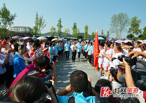 16日，“薪火相传·再创辉煌”长征精神红色旅游火炬传递至怀化通道。