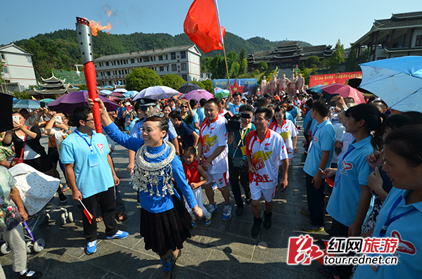 第一棒火炬传递者、全国人大代表、湖南省优秀教师、特级教师蒙兰凤接过火炬奔跑传递。