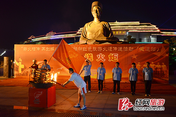 晚上，在通道县萨岁广场举行“侗歌送火炬”活动。