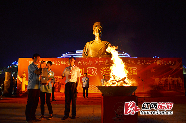 贵州黎平县委常委、副县长邹书波接替保存火种，长征精神红色旅游火炬下一站将传递至黎平。