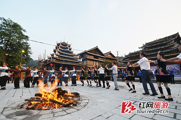 侗乡同胞与来宾手挽着手围着篝火跳起了侗家哆吔舞。