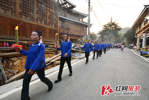 侗乡居民们将红色薪火迎入各家各户。