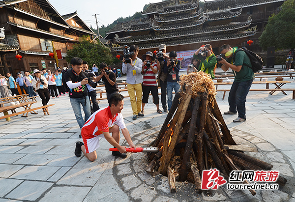 火炬传递至皇都侗文化村，红色薪火点燃篝火。